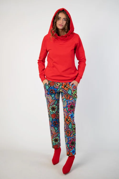 bluza czerwona z  szydełkową koronką na kapturze marka Katarzyna Gałaj art  i spodnie kolorowe luźne kolekcja DOLCE blue VIPPI DESIGN (6).jpg
