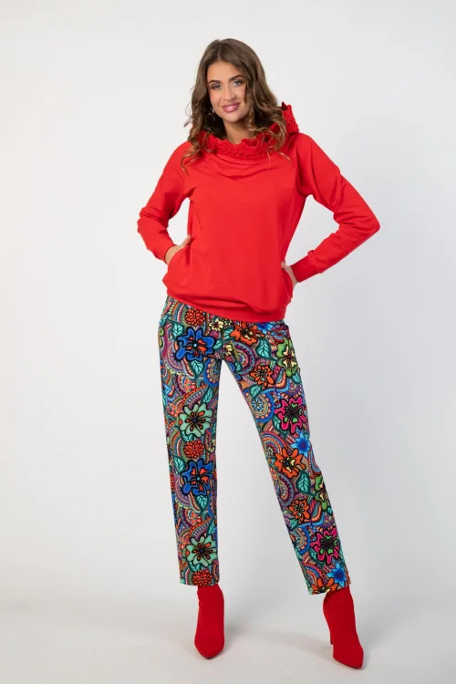 bluza czerwona z  szydełkową koronką na kapturze marka Katarzyna Gałaj art  i spodnie kolorowe luźne kolekcja DOLCE blue VIPPI DESIGN (5).jpg