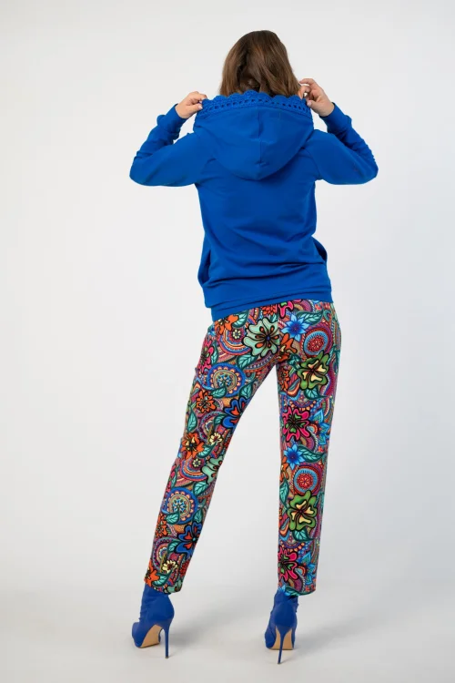 bluza chabrowa z  szydełkową koronką na kapturze lmarka Katarzyna Gałaj art  i spodnie kolorowe luźne kolekcja DOLCE blue VIPPI DESIGN (7).jpg