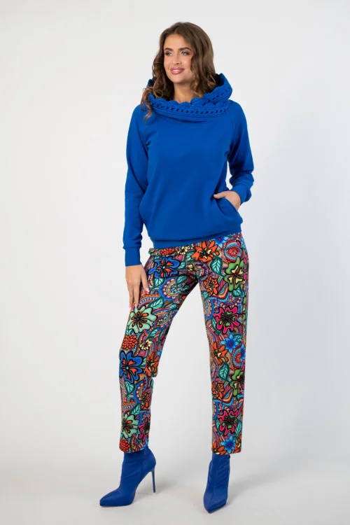 bluza chabrowa z  szydełkową koronką na kapturze lmarka Katarzyna Gałaj art  i spodnie kolorowe luźne kolekcja DOLCE blue VIPPI DESIGN (5).jpg