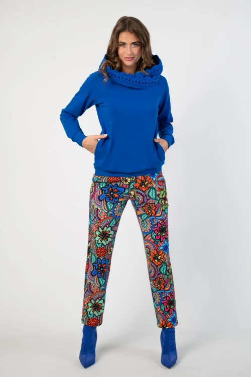 bluza chabrowa z  szydełkową koronką na kapturze lmarka Katarzyna Gałaj art  i spodnie kolorowe luźne kolekcja DOLCE blue VIPPI DESIGN (3).jpg