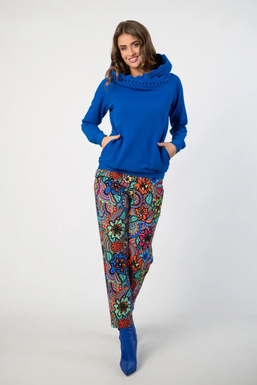 bluza chabrowa z  szydełkową koronką na kapturze lmarka Katarzyna Gałaj art  i spodnie kolorowe luźne kolekcja DOLCE blue VIPPI DESIGN (2).jpg