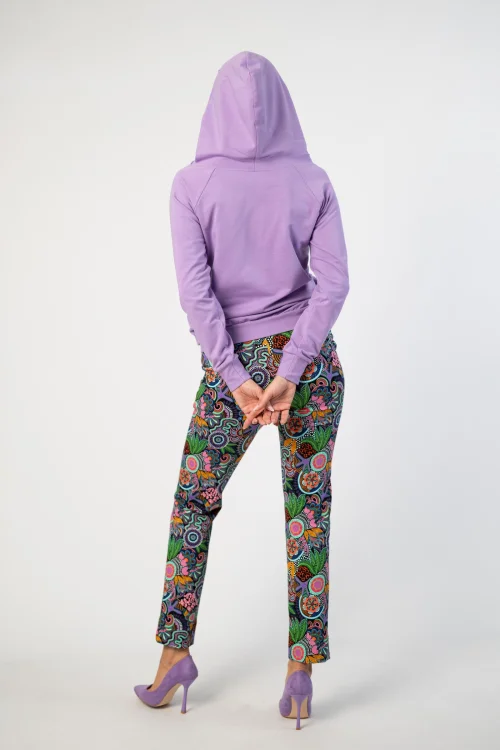 bluza fiolet lila z  szydełkową koronką na kapturze lmarka Katarzyna Gałaj art   i spodnie klasyczne z pęknięciami z przodu na nogawkach kolekcja PERU marka VIPPI DESIGN (1).jpg