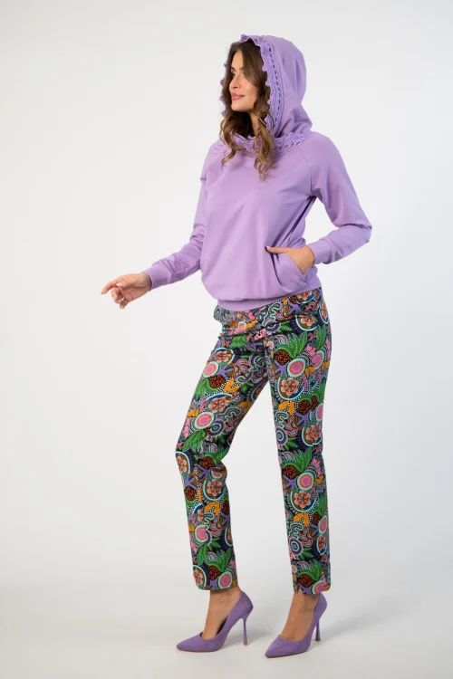 bluza fiolet lila z  szydełkową koronką na kapturze lmarka Katarzyna Gałaj art   i spodnie klasyczne z pęknięciami z przodu na nogawkach kolekcja PERU marka VIPPI DESIGN (11).jpg