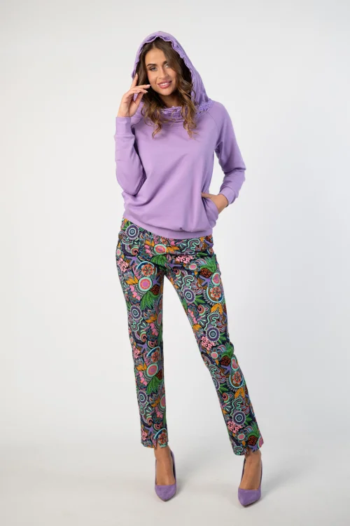 bluza fiolet lila z  szydełkową koronką na kapturze lmarka Katarzyna Gałaj art   i spodnie klasyczne z pęknięciami z przodu na nogawkach kolekcja PERU marka VIPPI DESIGN (10).jpg