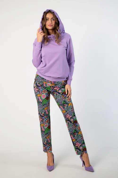 bluza fiolet lila z  szydełkową koronką na kapturze lmarka Katarzyna Gałaj art   i spodnie klasyczne z pęknięciami z przodu na nogawkach kolekcja PERU marka VIPPI DESIGN (9).jpg