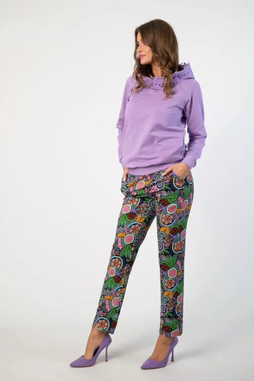 bluza fiolet lila z  szydełkową koronką na kapturze lmarka Katarzyna Gałaj art   i spodnie klasyczne z pęknięciami z przodu na nogawkach kolekcja PERU marka VIPPI DESIGN (6).jpg