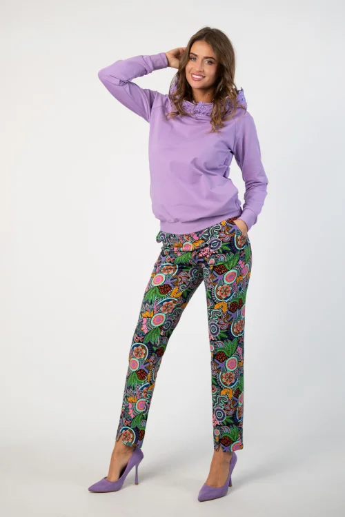 bluza fiolet lila z  szydełkową koronką na kapturze lmarka Katarzyna Gałaj art   i spodnie klasyczne z pęknięciami z przodu na nogawkach kolekcja PERU marka VIPPI DESIGN (4).jpg