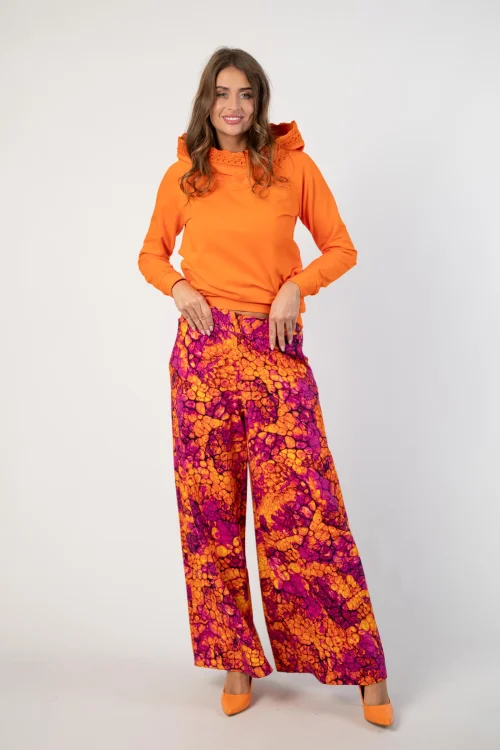bluza pomarańczowa  z  szydełkową koronką na kapturze lmarka Katarzyna Gałaj art  i spodnie dzwony kolekcja AMBER marka VIPPI DESIGN (15).jpg