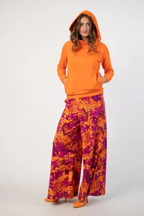 bluza pomarańczowa  z  szydełkową koronką na kapturze lmarka Katarzyna Gałaj art  i spodnie dzwony kolekcja AMBER marka VIPPI DESIGN (12).jpg