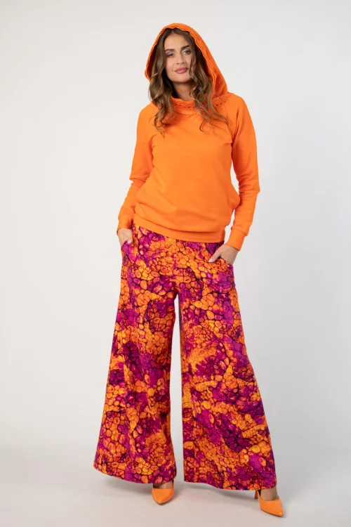 bluza pomarańczowa  z  szydełkową koronką na kapturze lmarka Katarzyna Gałaj art  i spodnie dzwony kolekcja AMBER marka VIPPI DESIGN (11).jpg