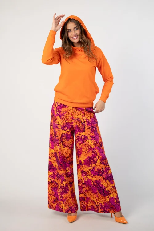 bluza pomarańczowa  z  szydełkową koronką na kapturze lmarka Katarzyna Gałaj art  i spodnie dzwony kolekcja AMBER marka VIPPI DESIGN (9).jpg