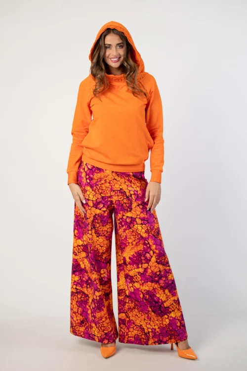 bluza pomarańczowa  z  szydełkową koronką na kapturze lmarka Katarzyna Gałaj art  i spodnie dzwony kolekcja AMBER marka VIPPI DESIGN (8).jpg