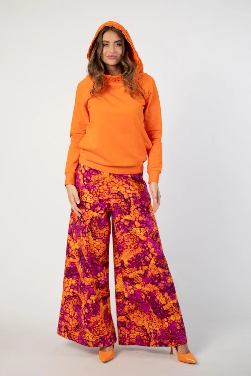 bluza pomarańczowa  z  szydełkową koronką na kapturze lmarka Katarzyna Gałaj art  i spodnie dzwony kolekcja AMBER marka VIPPI DESIGN (7).jpg