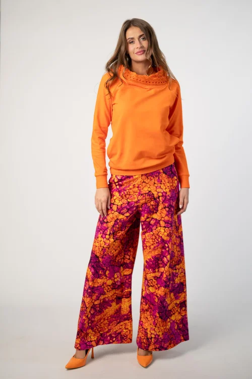 bluza pomarańczowa  z  szydełkową koronką na kapturze lmarka Katarzyna Gałaj art  i spodnie dzwony kolekcja AMBER marka VIPPI DESIGN (6).jpg