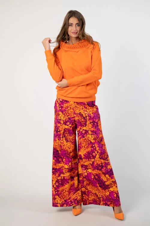 bluza pomarańczowa  z  szydełkową koronką na kapturze lmarka Katarzyna Gałaj art  i spodnie dzwony kolekcja AMBER marka VIPPI DESIGN (5).jpg
