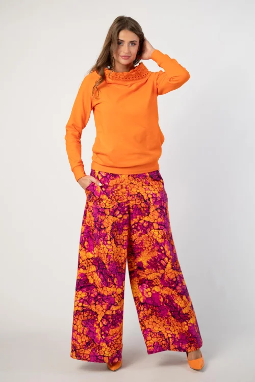 bluza pomarańczowa  z  szydełkową koronką na kapturze lmarka Katarzyna Gałaj art  i spodnie dzwony kolekcja AMBER marka VIPPI DESIGN (4).jpg