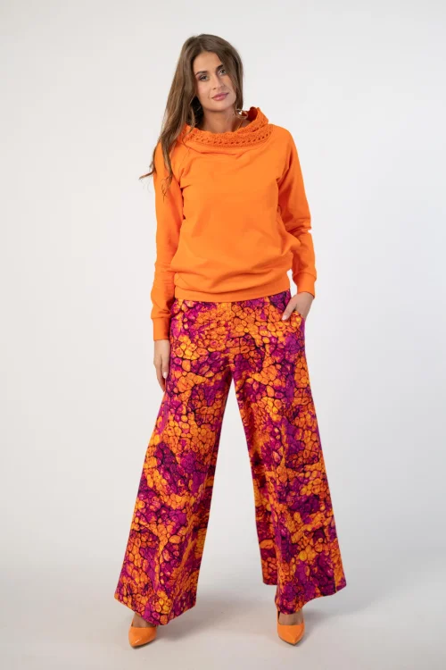 bluza pomarańczowa  z  szydełkową koronką na kapturze lmarka Katarzyna Gałaj art  i spodnie dzwony kolekcja AMBER marka VIPPI DESIGN (3).jpg