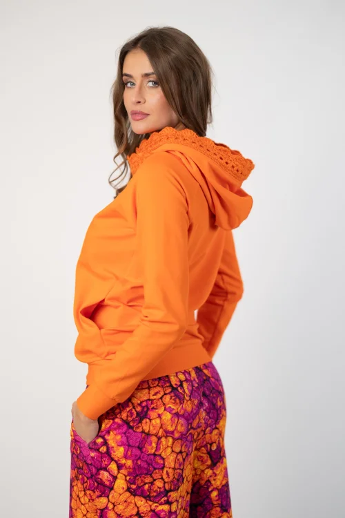 bluza pomarańczowa  z  szydełkową koronką na kapturze marka Katarzyna Gałaj art  (9).jpg