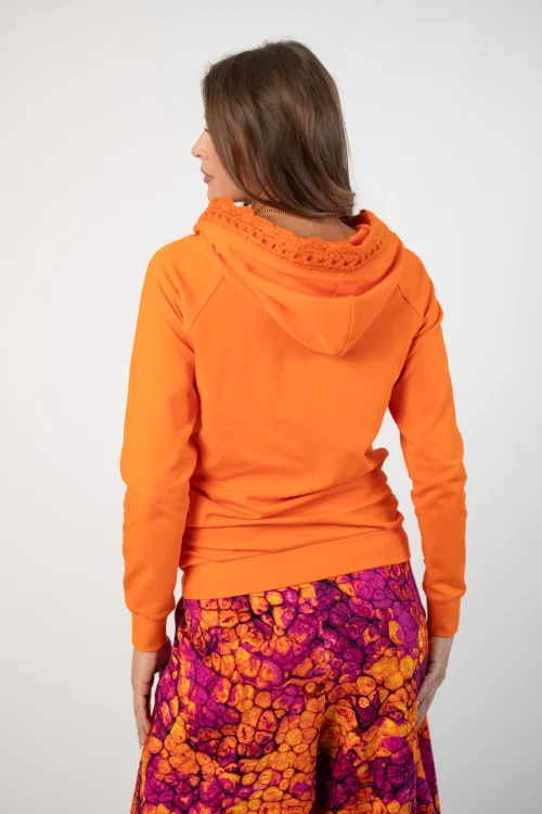 bluza pomarańczowa  z  szydełkową koronką na kapturze marka Katarzyna Gałaj art  (8).jpg