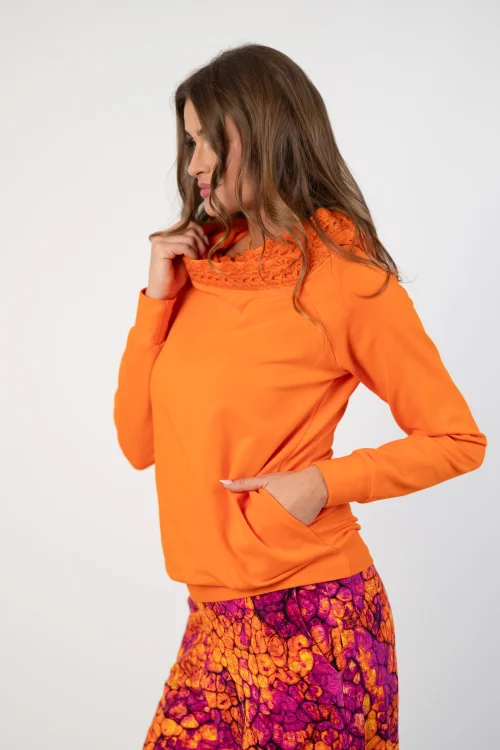 bluza pomarańczowa  z  szydełkową koronką na kapturze marka Katarzyna Gałaj art  (6).jpg