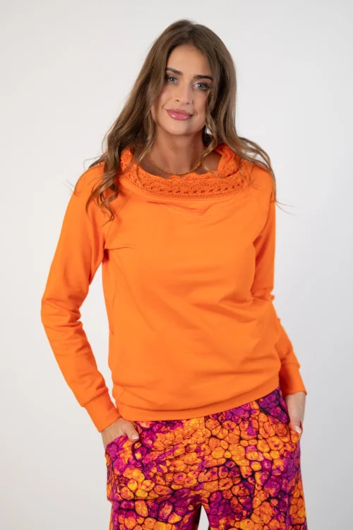 bluza pomarańczowa  z  szydełkową koronką na kapturze marka Katarzyna Gałaj art  (3).jpg