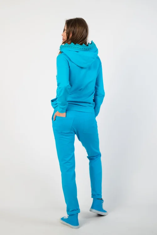 bluza niebieska  z  szydełkową koronką na kapturze marka Katarzyna Gałaj art i spodnie niebieskie BASIC marka VIPPI DESIGN (14).jpg