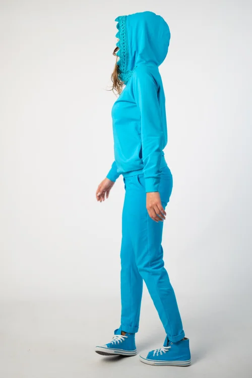 bluza niebieska  z  szydełkową koronką na kapturze marka Katarzyna Gałaj art i spodnie niebieskie BASIC marka VIPPI DESIGN (11).jpg
