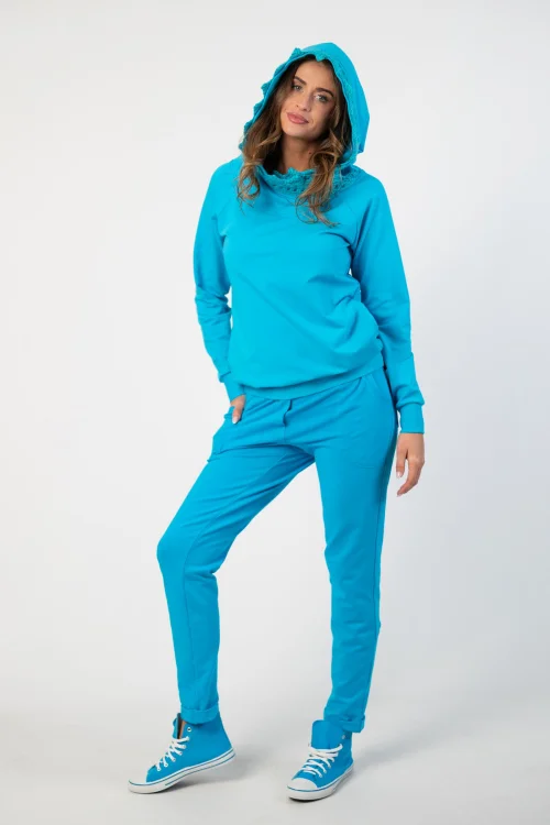 bluza niebieska  z  szydełkową koronką na kapturze marka Katarzyna Gałaj art i spodnie niebieskie BASIC marka VIPPI DESIGN (10).jpg