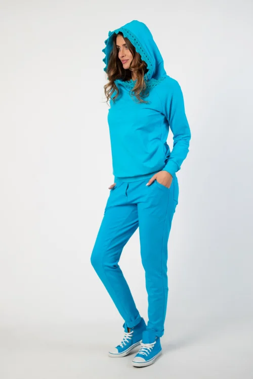 bluza niebieska  z  szydełkową koronką na kapturze marka Katarzyna Gałaj art i spodnie niebieskie BASIC marka VIPPI DESIGN (9).jpg