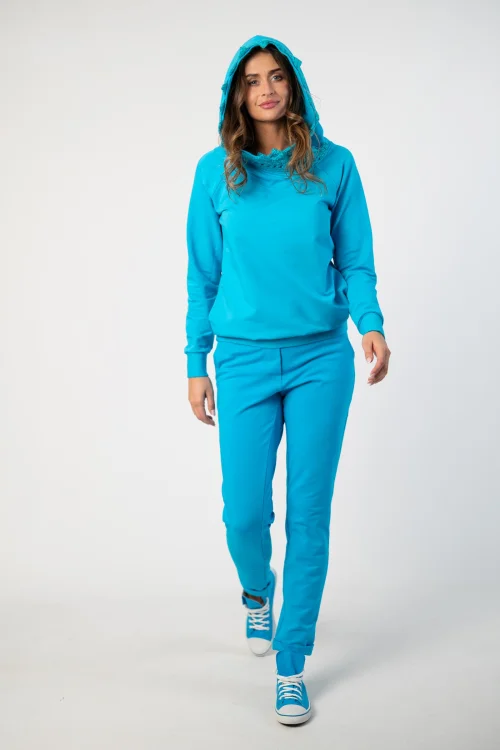 bluza niebieska  z  szydełkową koronką na kapturze marka Katarzyna Gałaj art i spodnie niebieskie BASIC marka VIPPI DESIGN (7).jpg
