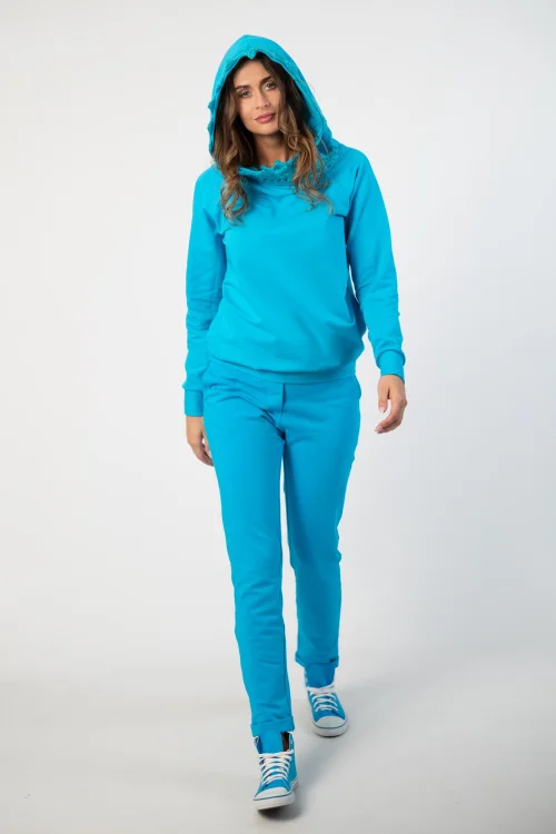 bluza niebieska  z  szydełkową koronką na kapturze marka Katarzyna Gałaj art i spodnie niebieskie BASIC marka VIPPI DESIGN (6).jpg