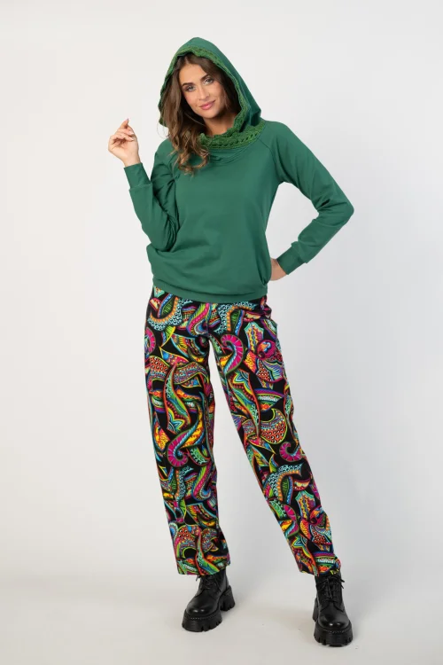 bluza petrolowa z  szydełkową koronką na kapturze  marka Katarzyna Gałaj art i spodnie baggy kolekcja RAVEL marka vippi design (14).jpg