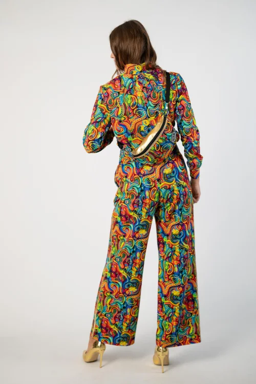 bluza krotka ze stojką i złota taśmą na rękawach i spodnie szerokie dresowe ze złotą taśma na lampasach kolekcja SEA multi marka VIPPI DESIGN (8).jpg