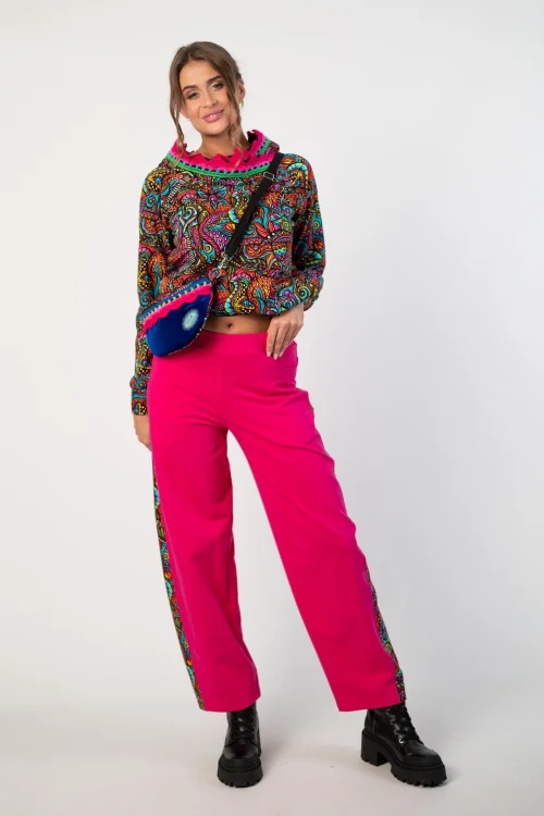 bluza z kapturem i szydełkową koronką I SPODNIE RÓZOWE BAGGY  z kolorowym lampasem i torebka mała nerka kolekcja SALVADOR  marka VIPPI DESIGN.jpg