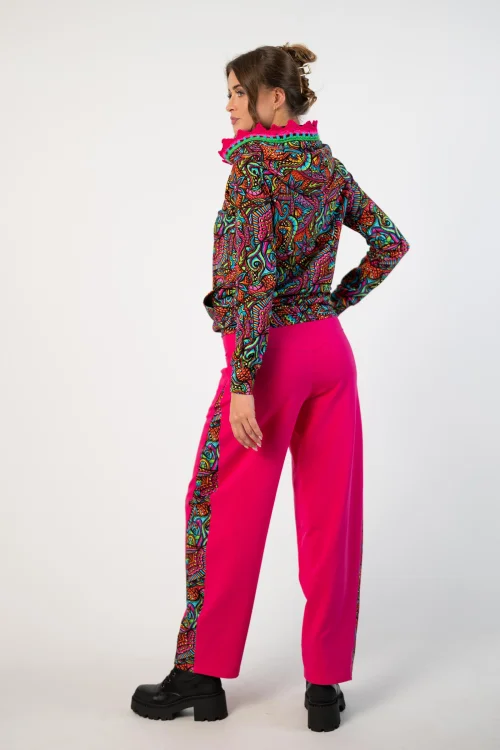 bluza z kapturem i szydełkową koronką I SPODNIE RÓZOWE BAGGY  z kolorowym lampasem kolekcja SALVADOR  marka VIPPI DESIGN (1).jpg