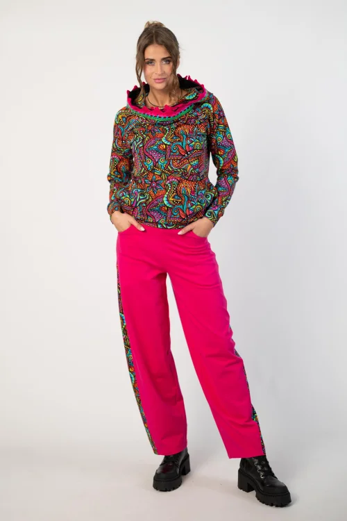 bluza z kapturem i szydełkową koronką I SPODNIE RÓZOWE BAGGY  z kolorowym lampasem kolekcja SALVADOR  marka VIPPI DESIGN (2).jpg