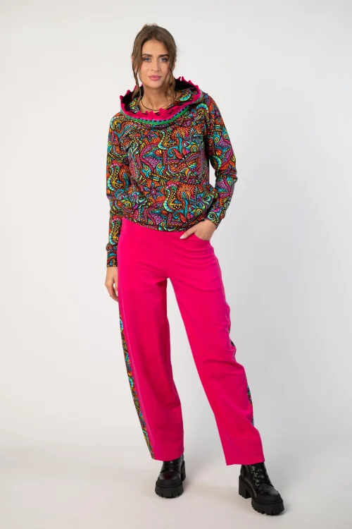 bluza z kapturem i szydełkową koronką I SPODNIE RÓZOWE BAGGY  z kolorowym lampasem kolekcja SALVADOR  marka VIPPI DESIGN (3).jpg