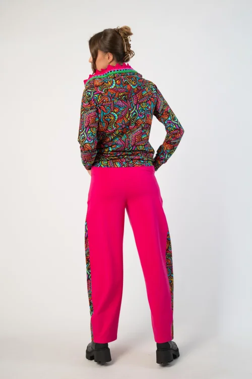 bluza z kapturem i szydełkową koronką I SPODNIE RÓZOWE BAGGY  z kolorowym lampasem kolekcja SALVADOR  marka VIPPI DESIGN (8).jpg