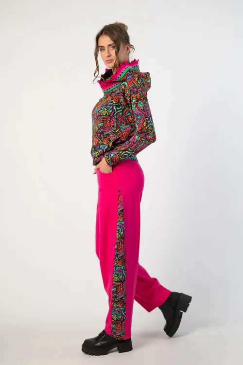 bluza z kapturem i szydełkową koronką I SPODNIE RÓZOWE BAGGY  z kolorowym lampasem kolekcja SALVADOR  marka VIPPI DESIGN (9).jpg