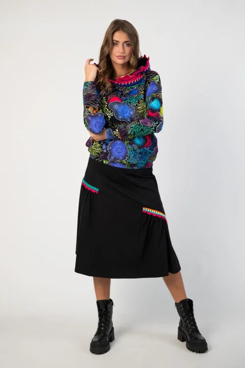 bluza z kapturem i szydełkową koronką kolekcja OCEAN marka VIPPI DESIGN I spodnica czarna z marszczeniami i szydełkowymi koronkami marka Katarzyna Gałaj art (10).jpg