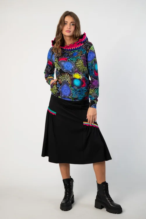 bluza z kapturem i szydełkową koronką kolekcja OCEAN marka VIPPI DESIGN I spodnica czarna z marszczeniami i szydełkowymi koronkami marka Katarzyna Gałaj art (9).jpg