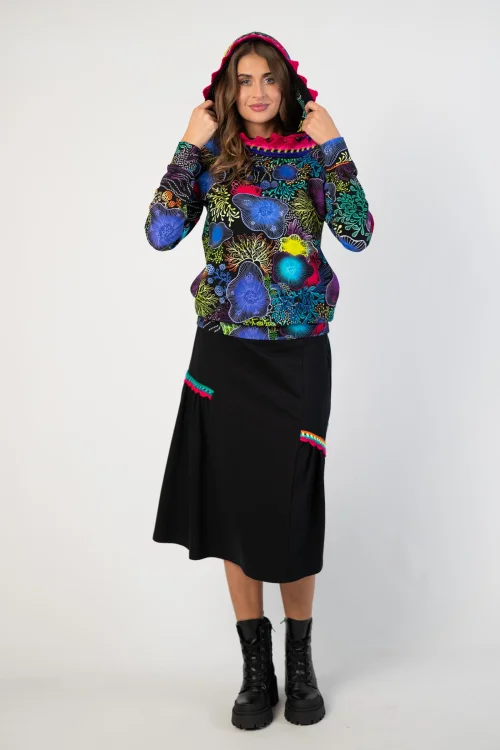 bluza z kapturem i szydełkową koronką kolekcja OCEAN marka VIPPI DESIGN I spodnica czarna z marszczeniami i szydełkowymi koronkami marka Katarzyna Gałaj art (13).jpg