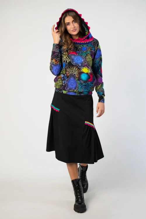 bluza z kapturem i szydełkową koronką kolekcja OCEAN marka VIPPI DESIGN I spodnica czarna z marszczeniami i szydełkowymi koronkami marka Katarzyna Gałaj art (14).jpg