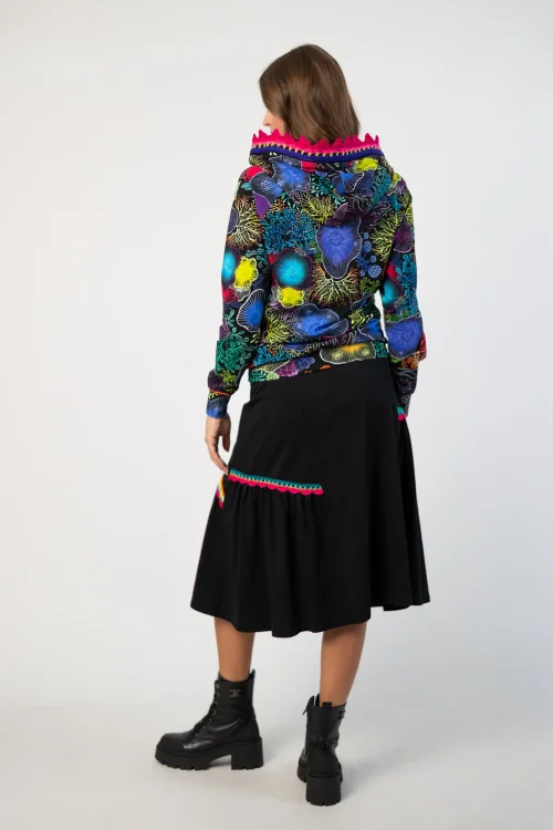 bluza z kapturem i szydełkową koronką kolekcja OCEAN marka VIPPI DESIGN I spodnica czarna z marszczeniami i szydełkowymi koronkami marka Katarzyna Gałaj art (11).jpg