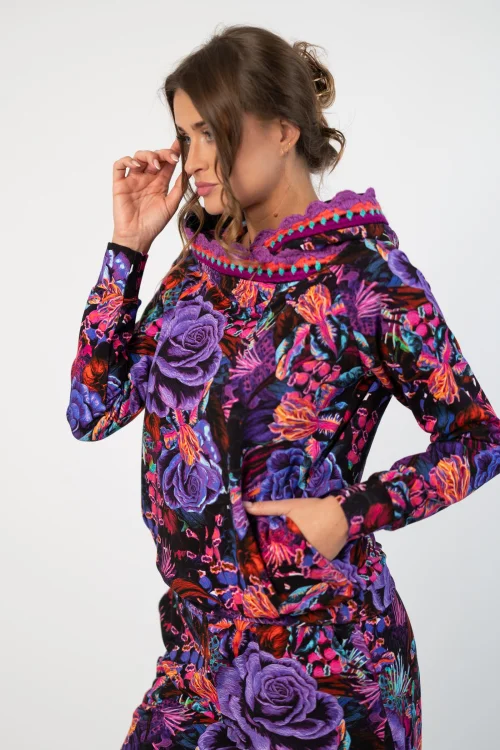 bluza z kapturem i szydełkową koronką kolekcja ROSE violet  marka VIPPI DESIGN (14).jpg